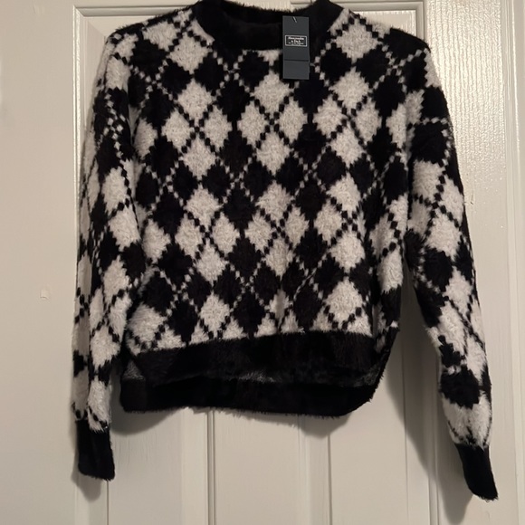 Abercrombie & Fitch - Picture 2 of 6